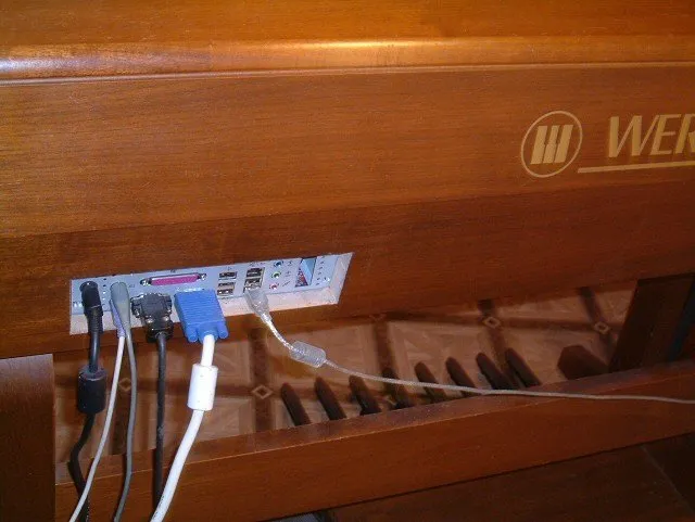 Achterzijde met aansluitingen Wega CD600 HD Versie