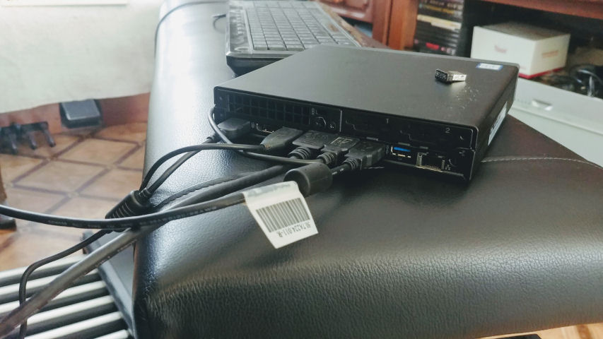 Wersi Verona GS500 HD Upgrade, de ThinkCenter PC aan de Achterzijde gezien.